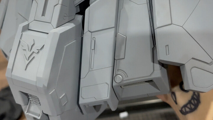 Would you like to see the red or white Neo Zeon?! [Char's Model Shop]