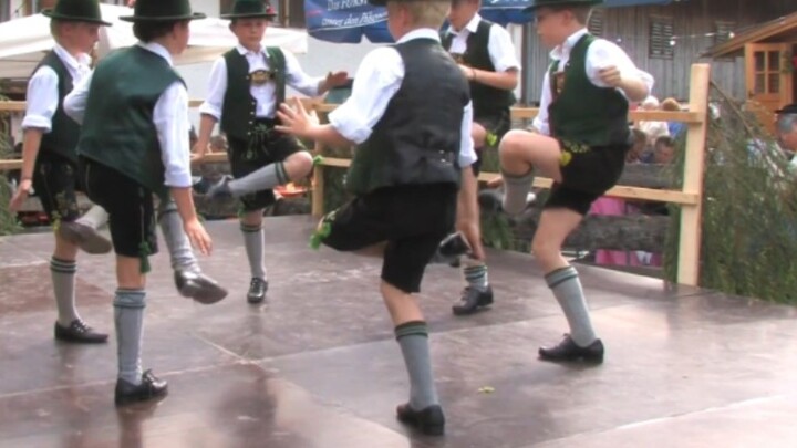 Remaja Bavaria menampilkan tarian tradisional Schuhplattler
