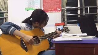 [Musik]Main gitar dalam ruang kelas