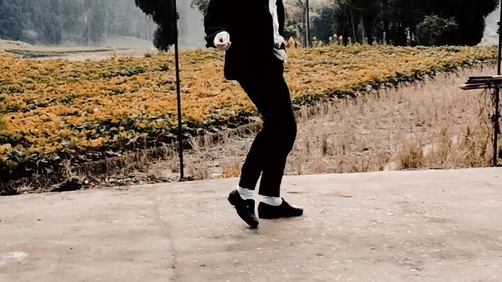 Pemuda menampilkan tarian klasik Michael Jackson Berbahaya di jalan pedesaan