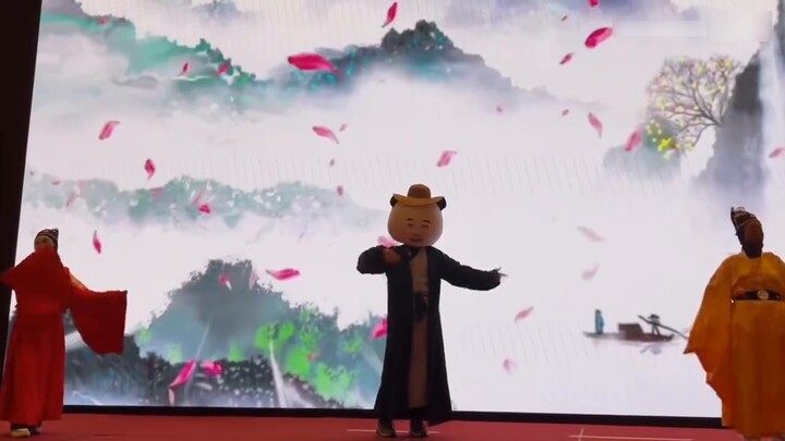 แต่งคอสเพลย์เป็นเซียเหรินในงานประจำปีและเต้นรำเพลง “Half Life - The Unfortunate Song of the Ming Dyn