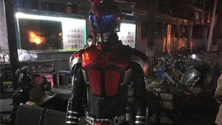 Kamen Rider Kabuto bị cảnh sát chặn lại vì không thể xuất trình mã sức khỏe của mình!