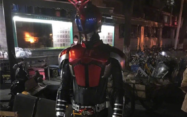 Kamen Rider Kabuto was stopped by the police because he couldn't show his health code!