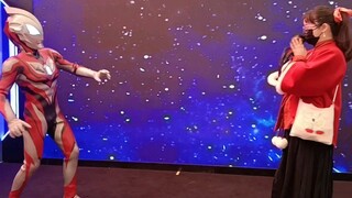Một con Geed sợ hãi trước thanh kiếm Beibei và liên tục rút lui.
