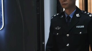 [Qin Chi] Lepaskan topimu dan masukkan satu tangan ke saku lalu berjalan, benar kan? Kakak Chi, kau 