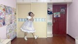 Seorang siswa SMP perempuan berusia 15 tahun menari tarian rumah super vitalitas "Sentuh dan Sentuh"