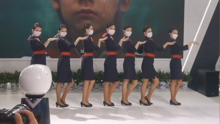 The audience's perspective of the hot dance of the China Eastern Airlines hostess uniform