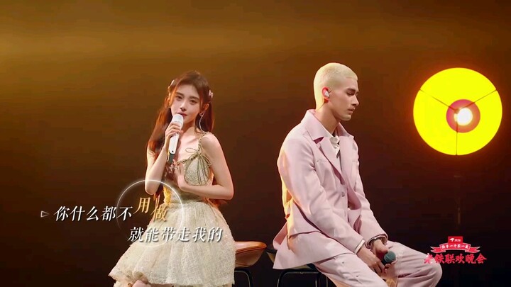 Ju Jingyi and INTO1 Mika「晚风告白 • Evening Breeze Confession」at Kuaishou 1001 Nights