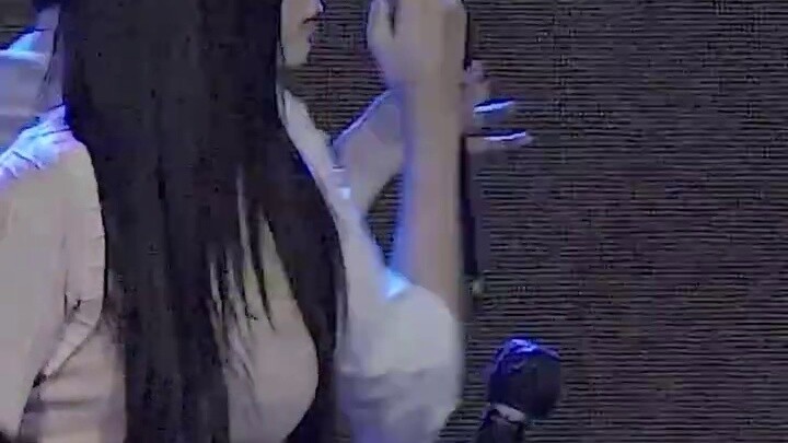 เมื่อจางวอนยองลืมหยิบไมค์ อันยูจินเข้ามาควบคุมสถานการณ์และโต้ตอบ...