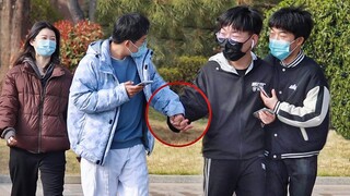 Mistaking Strangers for Girlfriend | Prank 当男生错把路人当成了女朋友，接下来发生的事情太精彩了