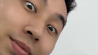 "Có một tay bắn tỉa ở cổng giữa à? Để tôi xem có chuyện gì nhé."