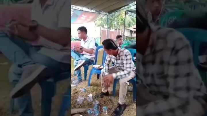 Cowok yang duduk di ujung: "Lah makanan Gua mana?"