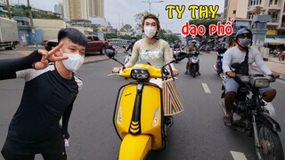 Ty Thy lái xe dạo phố bất ngờ gặp trai đẹp tại chợ - Ty Thy Vlog gỏi đu đủ