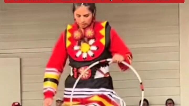 A foreign girl's hoop dance performance has become a hit on the Internet! Netizens are eager to prai