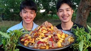 ตำมะม่วงกุ้งสด กุ้งตัวใหญ่ๆเด้งๆ แต่วันนี้ตำแบบโคตรเผ็ดเลย.