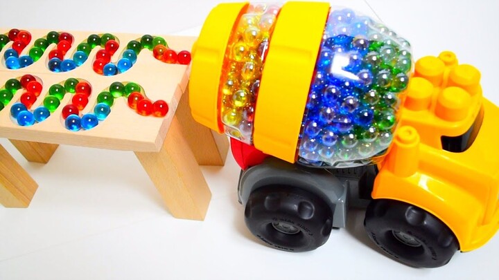 Ồ! Tại sao các viên bi màu trong xe trộn lại rơi ra ngoài? máy xúc đồ chơi khối xây dựng