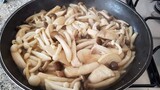 ผัดเห็ดญี่ปุ่นเจรวมมิตรง่ายๆ (Vegan Food )Fried mixed mushrooms