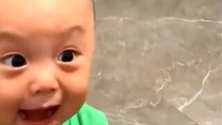 Một em bé nói chuyện vội vã#Cười mỗi khi xem