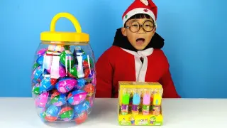 Ozawa unboxing and playing with quirky eggs and flashlight toys