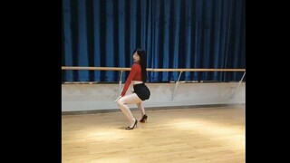 Rabbit teeth Sinar sauce sexy hips ultra shorts high heels barefoot two versions! Recording live bro