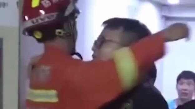 Ulasan adegan lucu dalam penyelamatan kebakaran. Tidak mudah bagi Blue Friend untuk menyelamatkan se