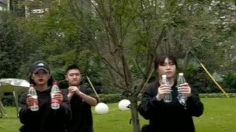 Teman-teman dengan basis tinggi yang tidak dapat berdiri tegak saat menari lihat ke sini dan itu aka