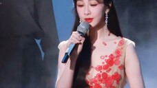 Yang Zi and Li Xian took a photo backstage at the New Year's Eve party, and posted messages to each