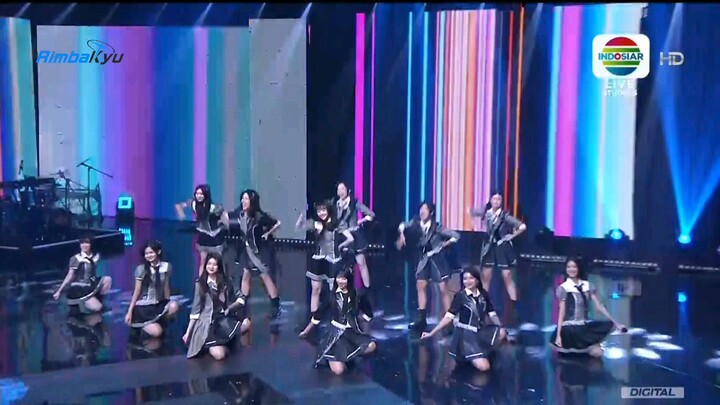 JKT48 - Seventeen (Live Performance) At Konser Final Pesta Bola Dunia Indosiar HD