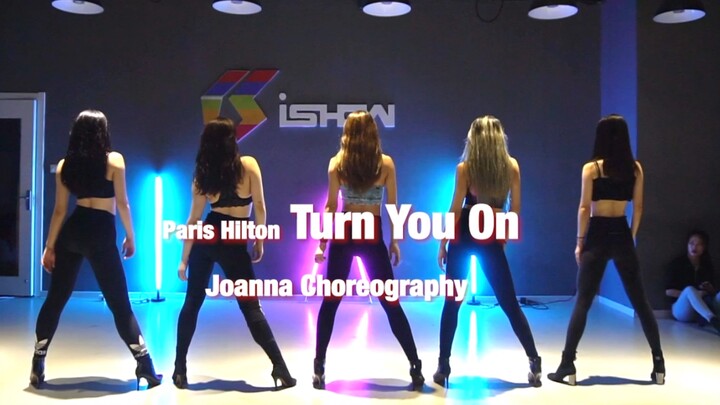  Jazz dance dengan high heels, meng-cover "Turn You On"