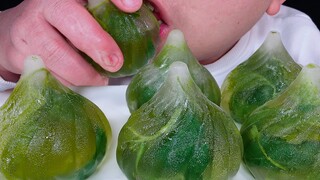 Crunchy sounds while eating ice dumplings made of mulberry leaf tea