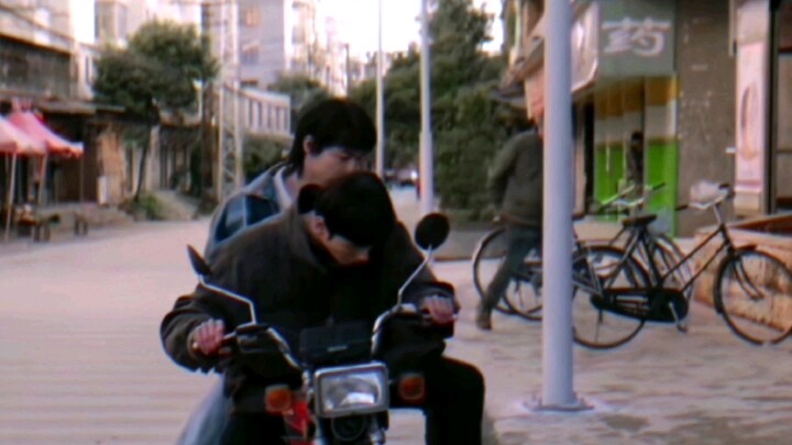 Fu Weijun drove the car and bumped it