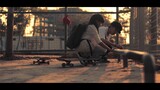 (Skateboarding) Bermain Skateboard di jalan bising dan kosong.