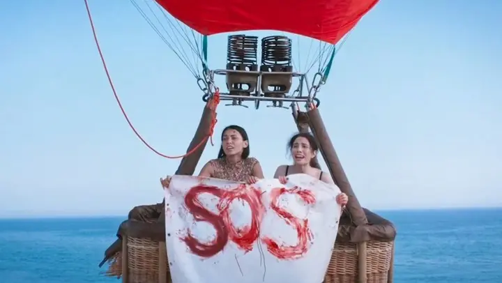 Two Girls Trapped in A Flying Balloon At An Altitude of 1,000 Meters, Trying To Save Their Lives
