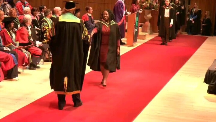 Outstanding student Chen Yining at the UK graduation ceremony!