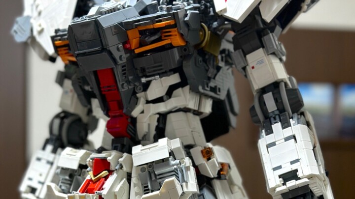 Orang Jepang membuat Bull Gundam dari Lego