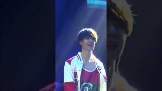 Wang Yibo on stage 😍💚