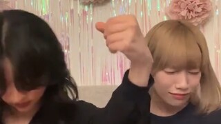无论何时都能和一阵强劲的音乐卡上点的米泽茜和佐佐木李子