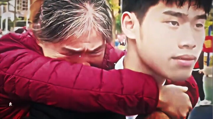 เขาเป็นคนเดียวในโรงเรียนที่ผ่านพิธีบรรลุนิติภาวะ เขาเป็นลูกผู้ชายตัวจริง