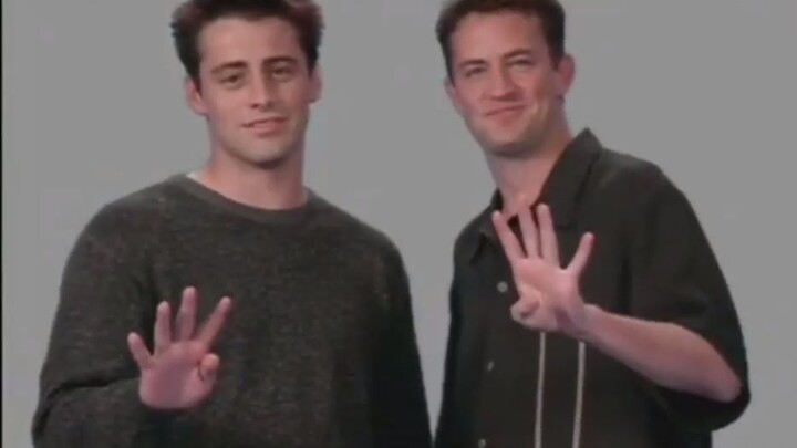 Chandler และ Joey จาก Friends ถ่ายโปรโมตทางทีวีด้วยกัน ซึ่งเป็นดูโอ้ที่ดูดีที่สุด