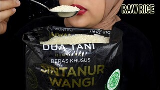 ASMR RAW RICE || RAW RICE || MAKAN BERAS MENTAH DI KARUNG PLASTIK PAKE CENTONG || ASMR INDONESIA