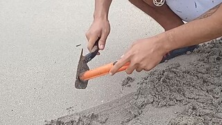 Gold Hunting in the beach using metal detector