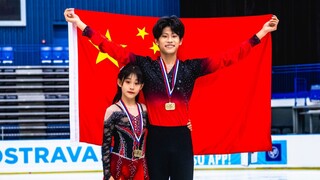 【24-25JGP②】恭喜张轩绮/丰闻强国际首秀拿到冠军 一起来分享他们的荣耀时刻！青年组大奖赛捷克站双人颁奖仪式 花样滑冰