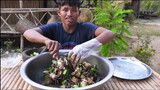 Anh chàng người Thái ăn cua sống cực ngon - Món ngon khó ăn - Dân dã thôn quê