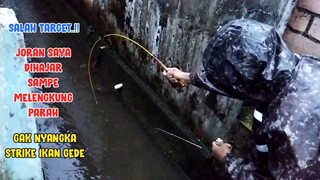 Mancing Saat Musim Hujan || SALAH TARGET MALAH STRIKE IKAN SEGEDE INI!!