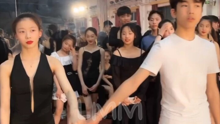 #Wang Chongmo dan Li Mohan menjadi fokus lantai dansa