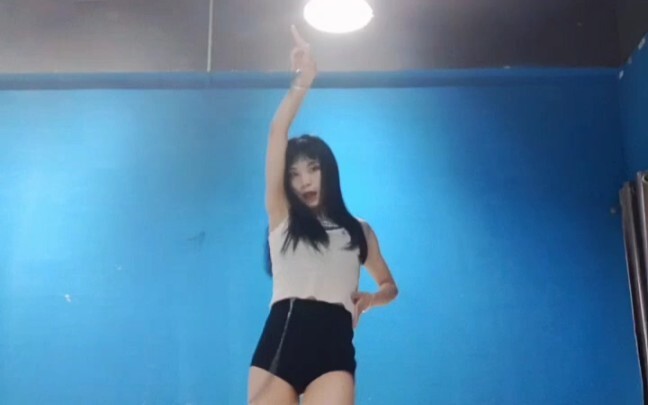 Ekor “TAIL” Sunmi mempermalukan dirinya sendiri. Kaki Guru Li seperti kaki peri. Aku harus menonton 