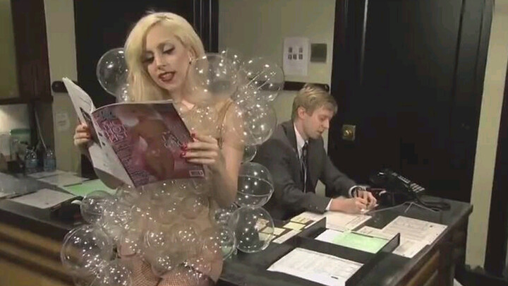 [Gaga] Kostum Bubble Seharga 20 Ribu Dolar yang Bertubrukan