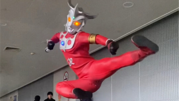 Leo's flying kick at the comic convention!