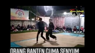 cuman bisa senyum