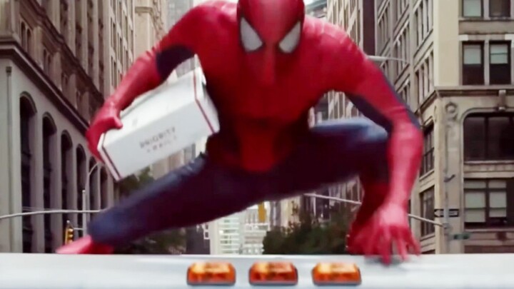 Spider-Man Garfield mengantarkan pizza kepada lelaki tua itu.